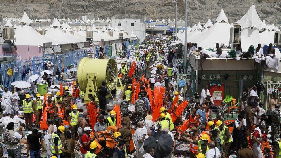 Emergency services surrounding victims of the 2015 Hajj crush