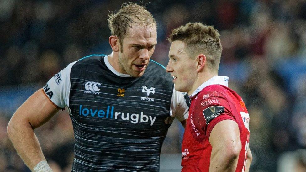 Alun Wyn Jones a Jonathan Davies