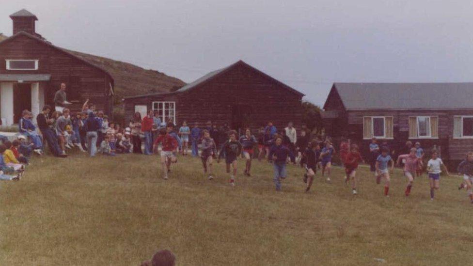 Pobl ifanc yn yr awyr agored yn Llangrannog