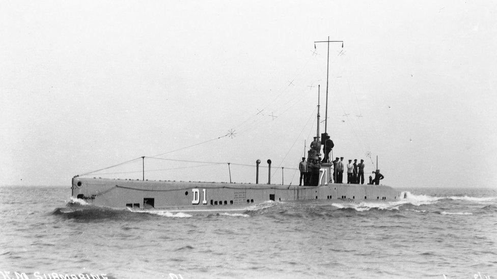 Royal Navy submarine D1 with the crew on deck