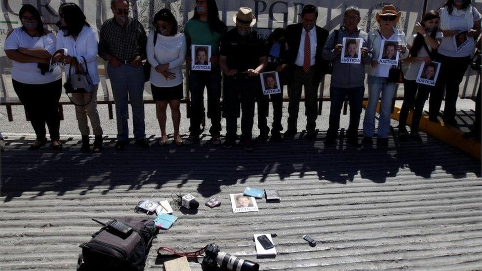 Journalists holding pictures of Miroslava Breach in a protest in Ciudad Juarez outside the Attorney General's Office (25/03/2017)