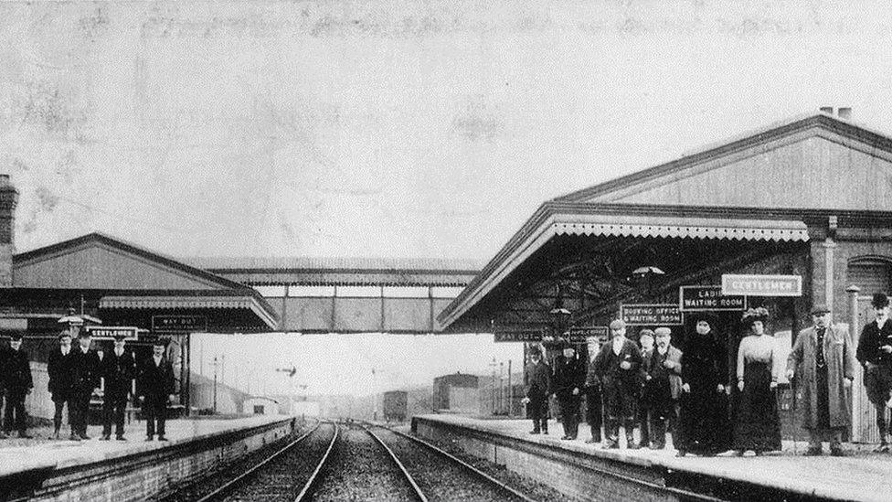 Broadway station in 1906 on opening day