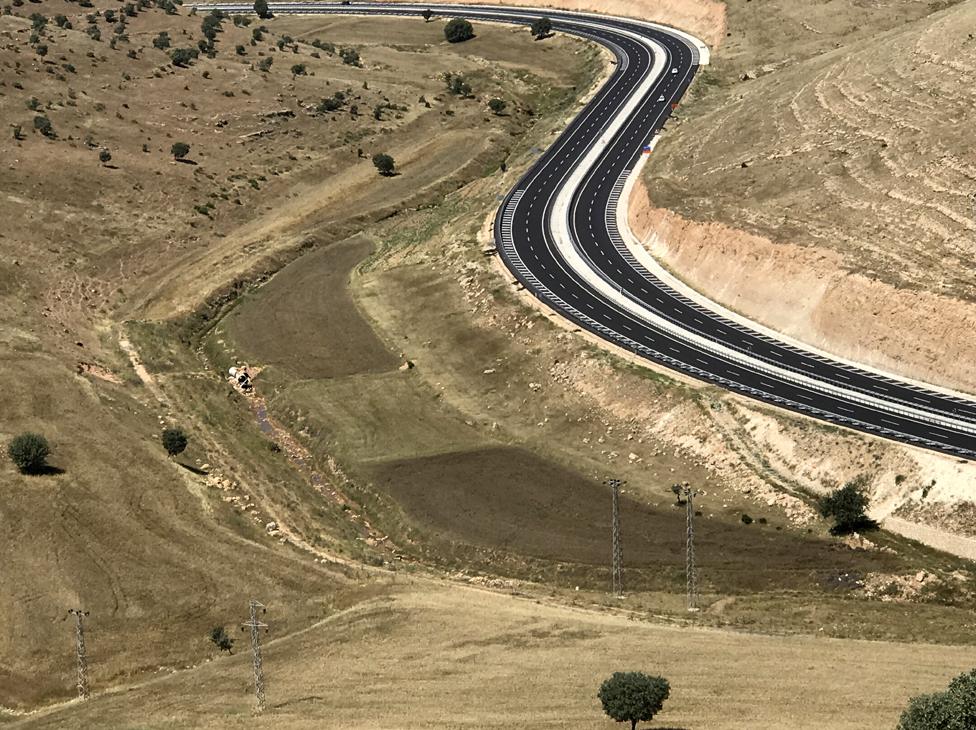 The motorway at the bottom of Zirzawan hill