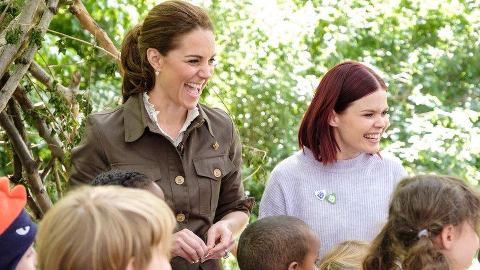 Duchess-of-Cambridge-with-children-and-Blue-Peter-presenter-Lindsey.