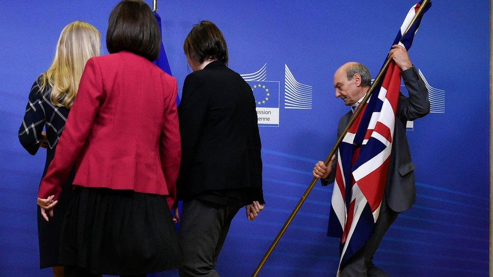 EU officials moving Union Jack, 21 Nov 18