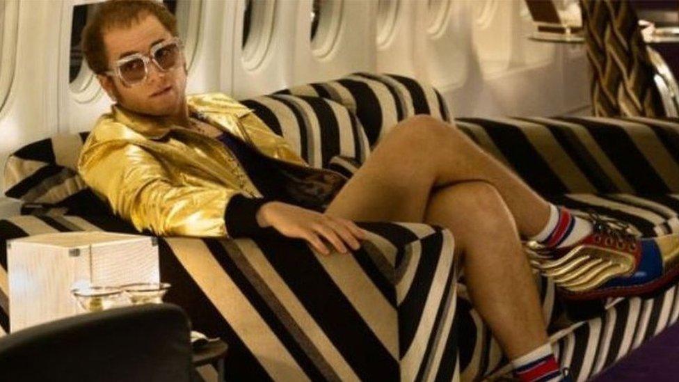 Taron Egerton yn y ffilm Rocketman