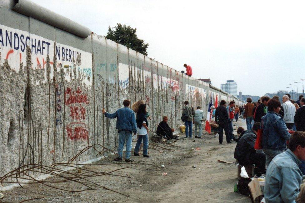 Pawb yn cymryd rhan o Wal Berlin yn 1990