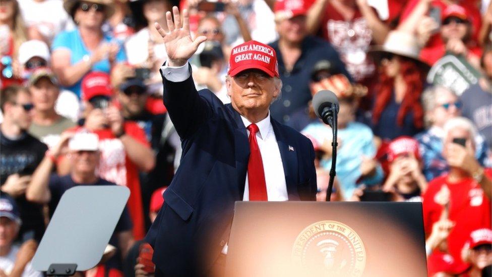 Trump waves in Florida