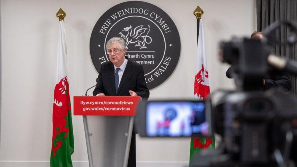 Mark Drakeford mewn cynhadledd coronafeirws