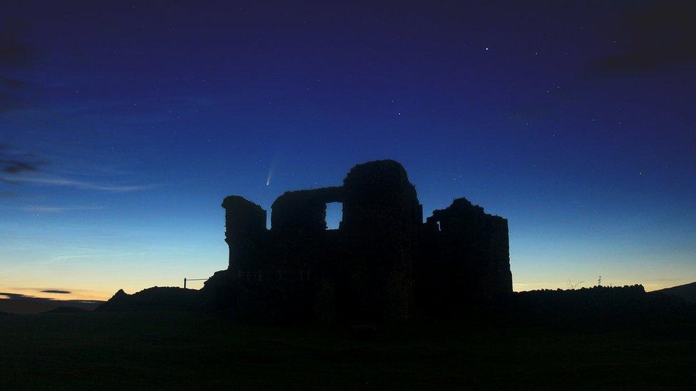 Comeet-Neowise-Kendal-Castle.