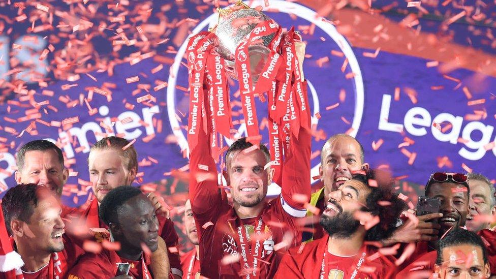 Jordan-Henderson-lifts-the-Premier-League-trophy.