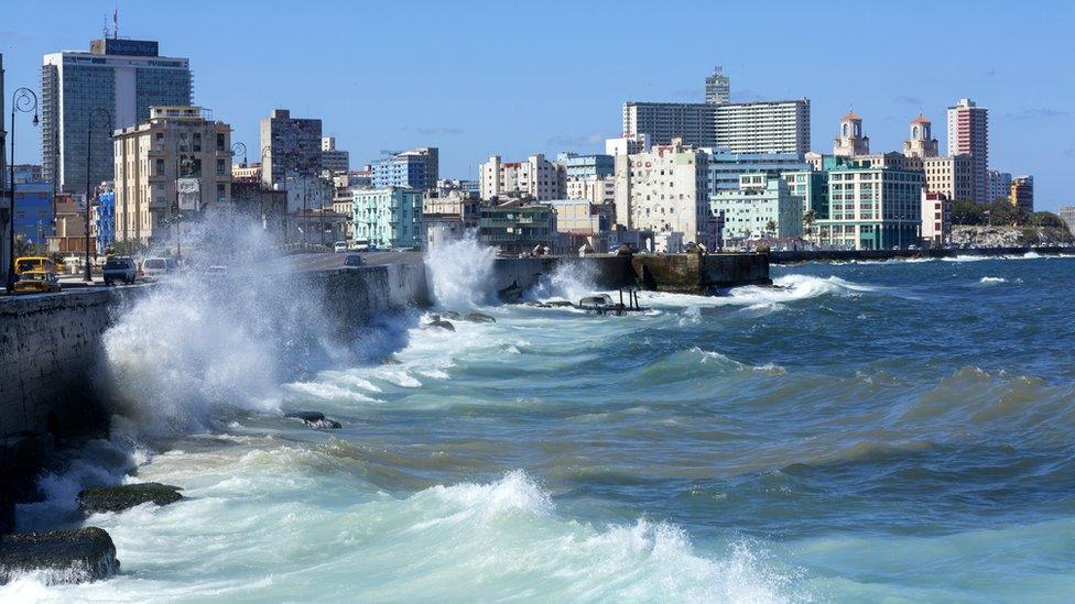 Surf at the Malecon, district Vedado