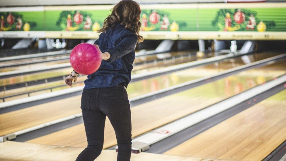 Woman 10-pin bowling