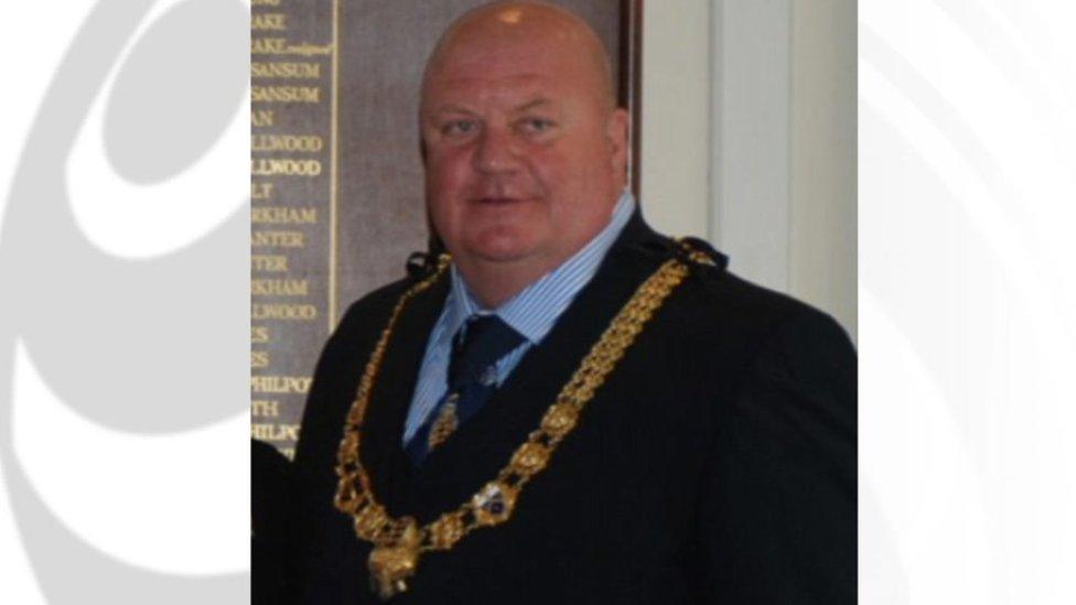 Dover mayor Neil Rix admits snorting substance in toilet - BBC News