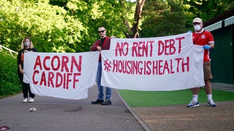 Aelodau undeb tenantiaid Acorn Caerdydd yn protestio am y cynllun BAT