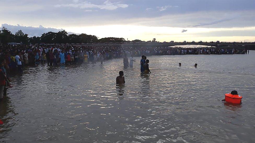 Rescuers search for the bodies of drowned footballers in Matamuhuri river in Chittagong, 15 July 2018