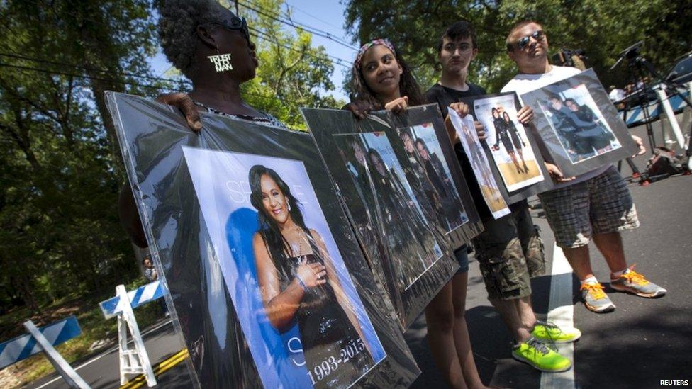 Fans at the cemetery in New Jersey, 3 Aug