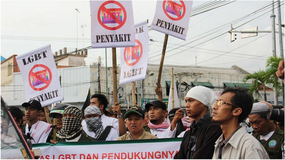 Picture of anti-LGBT protesters in Yogyakarta in 2016