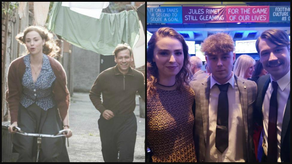 Freya Mavor a David Kross - yn y ffilm, a gyda Simon - mab hynaf Samantha - yn y 𳾾è