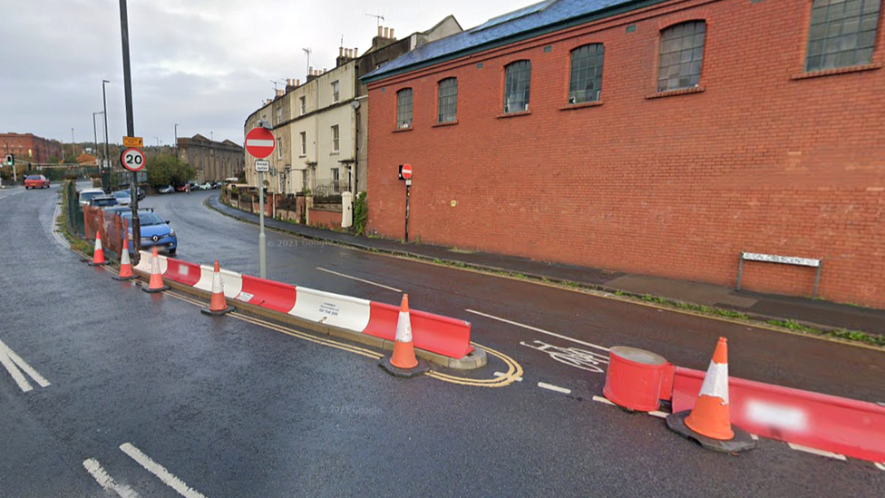 A picture of the entrance to Avon Crescent with barriers stopping cars