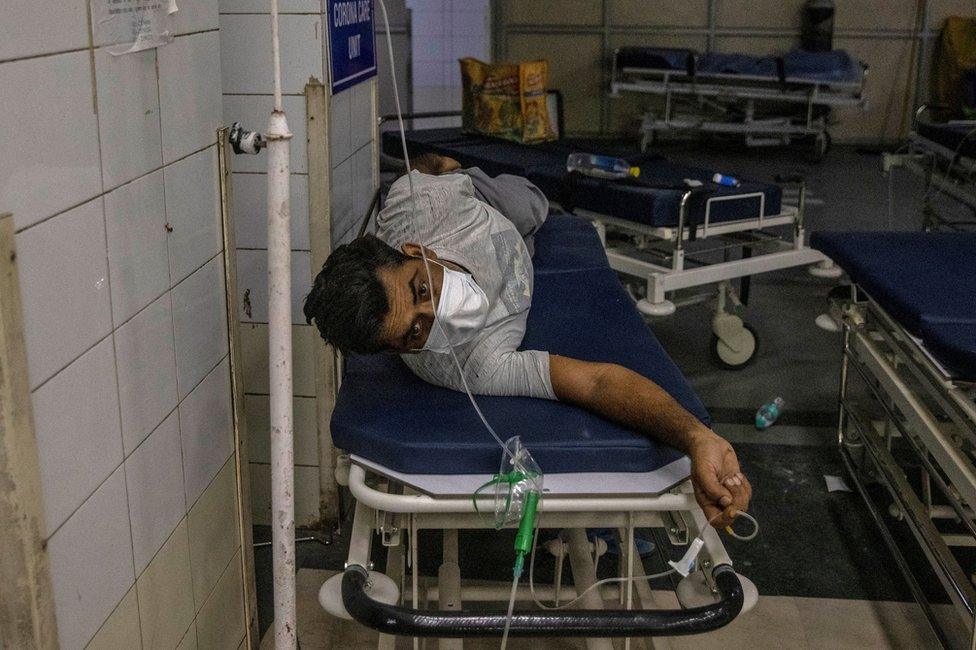 A patient suffering from the coronavirus disease (COVID-19) gets treatment at the casualty ward in Lok Nayak Jai Prakash (LNJP) hospital, amidst the spread of the disease in New Delhi, India April 15, 2021. REUTERS/Danish Siddiqui