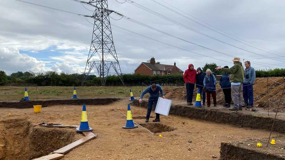 Archaeologists & volunteers at Arminghall Henge