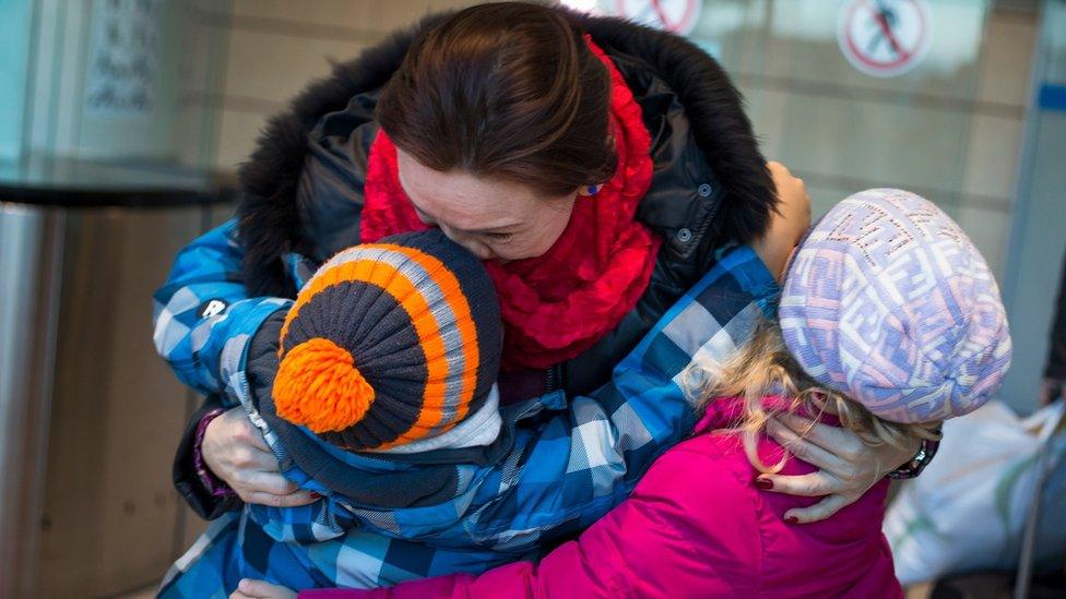 A woman arrives back from Hurghada in Egypt, at Domodedovo airport in Moscow (7 Nov. 2015)