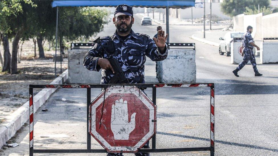 Hamas security forces stop a vehicle at a checkpoint in the southern Gaza Strip (28 August 2019)