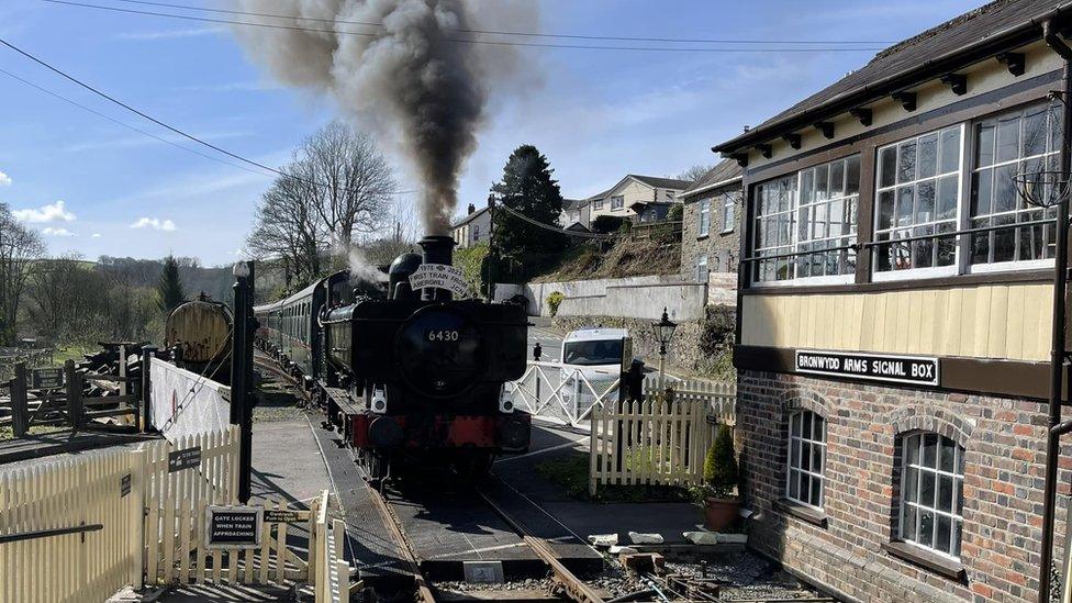 Tren yng ngorsaf Bronwydd Arms