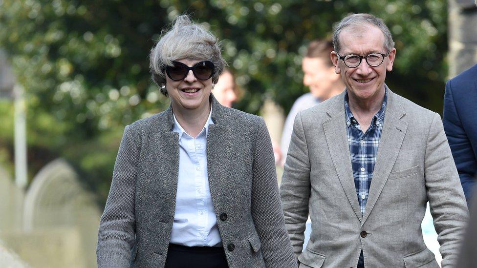 Theresa a Philip May ar wyliau yn Nolgellau