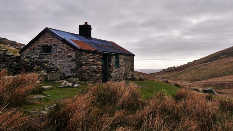 Am antur hynod wyllt mae bothy Dulyn yn cynnig cysgod ar lethrau'r Carneddau. Mae'r adeilad yma yn dyddio 'nol i 1880 pan adeiladwyd argae cyfagos.