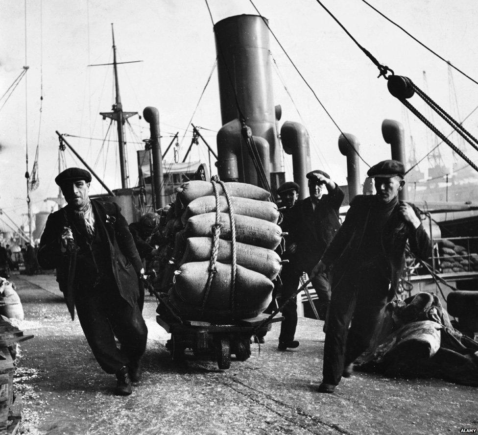 Food is unloaded by dockers in Liverpool, 1942