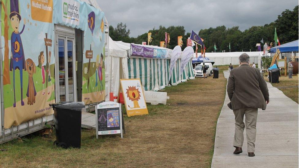 Mae cyflwynydd Radio Cymru, Hywel Gwynfryn, yn cyrraedd y Maes cyn pawb // Radio Cymru presenter Hywel Gwynfryn makes his way to the studio for another full day's presenting from the Eisteddfod