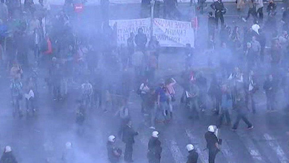 Tear gas at Sunday's protest in Athens (08 May 2016)