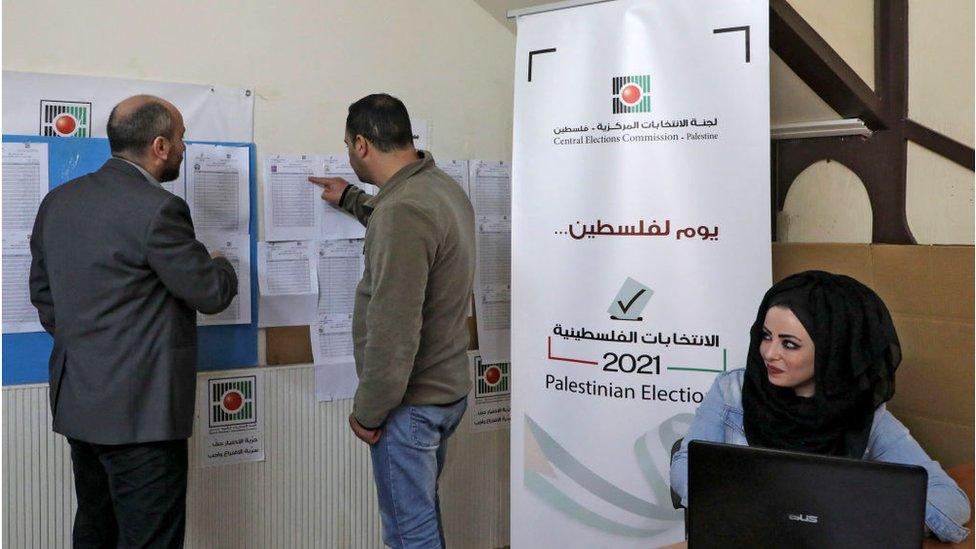 Palestinian officials look at electoral lists in Hebron (06/04/21)