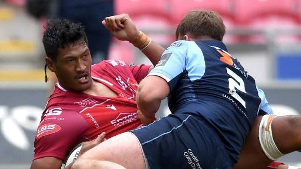 Sam Louisi yn sgorio y pedwerydd cais i'r Scarlets