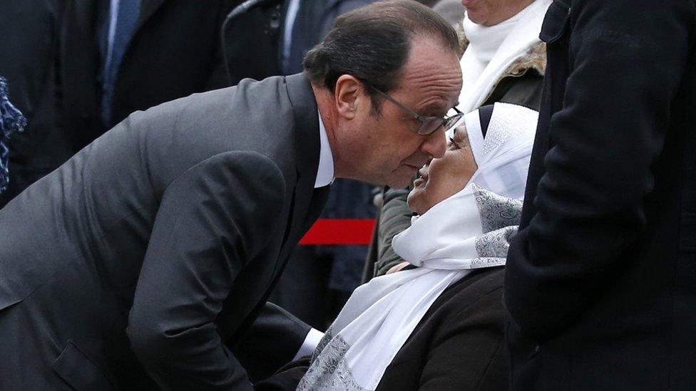 French President Francois Hollande kisses late police officer Ahmed Merabet's mother (5 Jan)