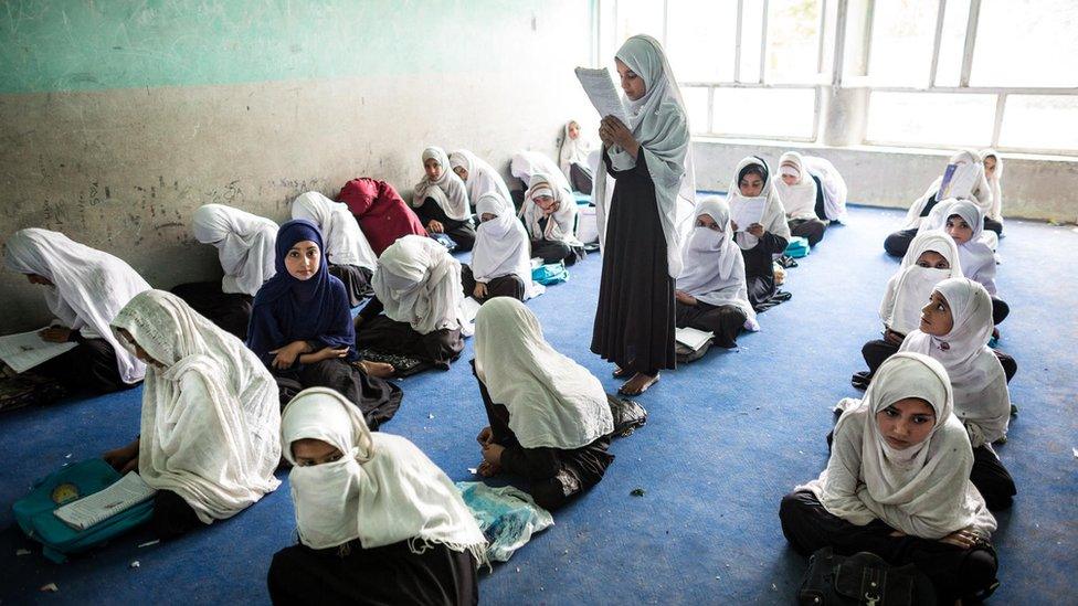 Girls-in-Afghanistan-school.