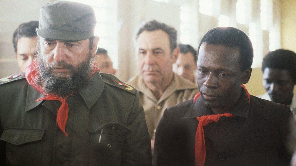 Cuban revolutionary and president Fidel Ruz Castro (L) welcomes 24 March 1980 in Havana Angolan President Eduardo dos Santos upon his arrival in Cuba for 3-day official visit.