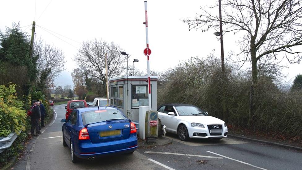 Cars paying a toll at Warburton bridge