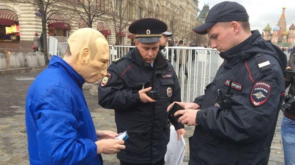 Roman Roslovtsev being confronted by Russian police