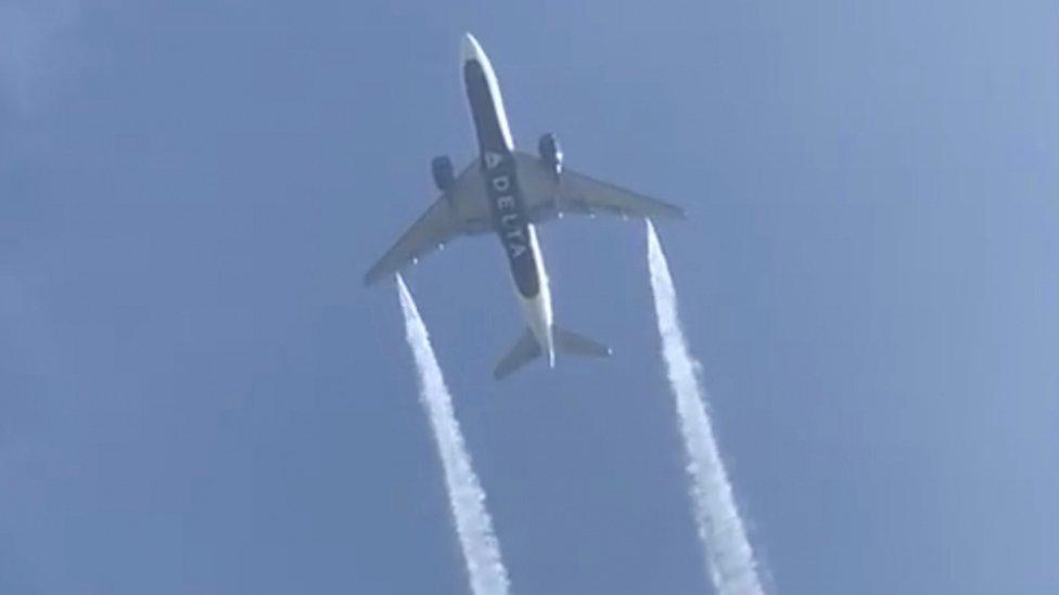 Plane-shown-as-it-approaches-LAX-airport-in-Los-Angeles.