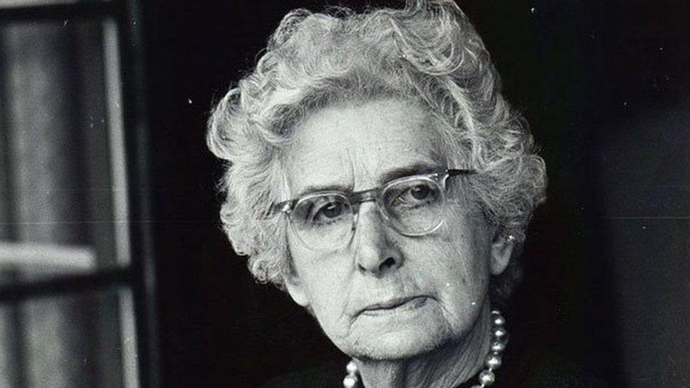 Roedd Kate Roberts - un o awduron mwyaf nodedig Cymru - yn berchen ar gwmni Gwasg Gee gyda'i gŵr, Morris