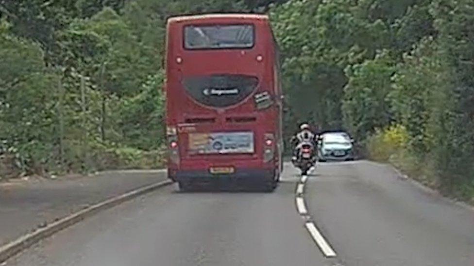 A dangerous overtaking manoeuvre