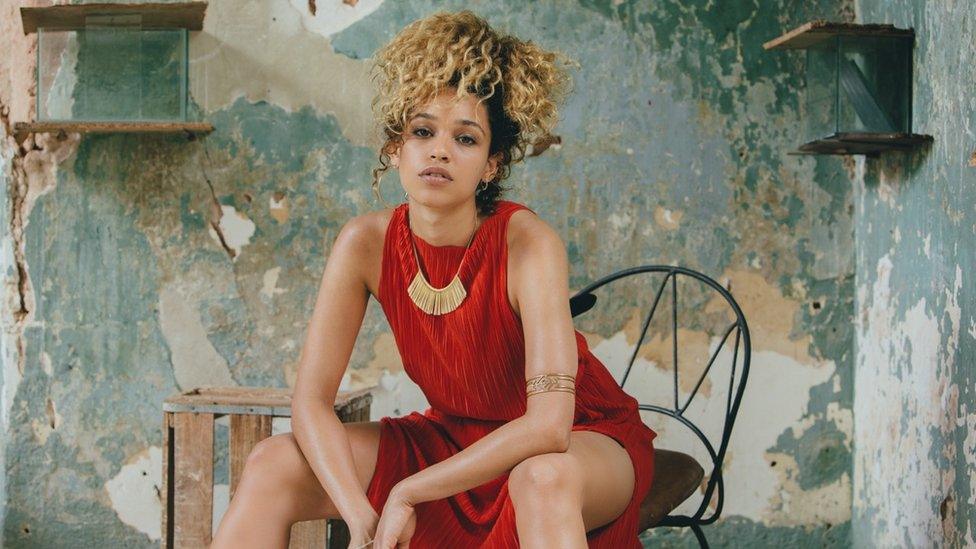 Izzy Bizu