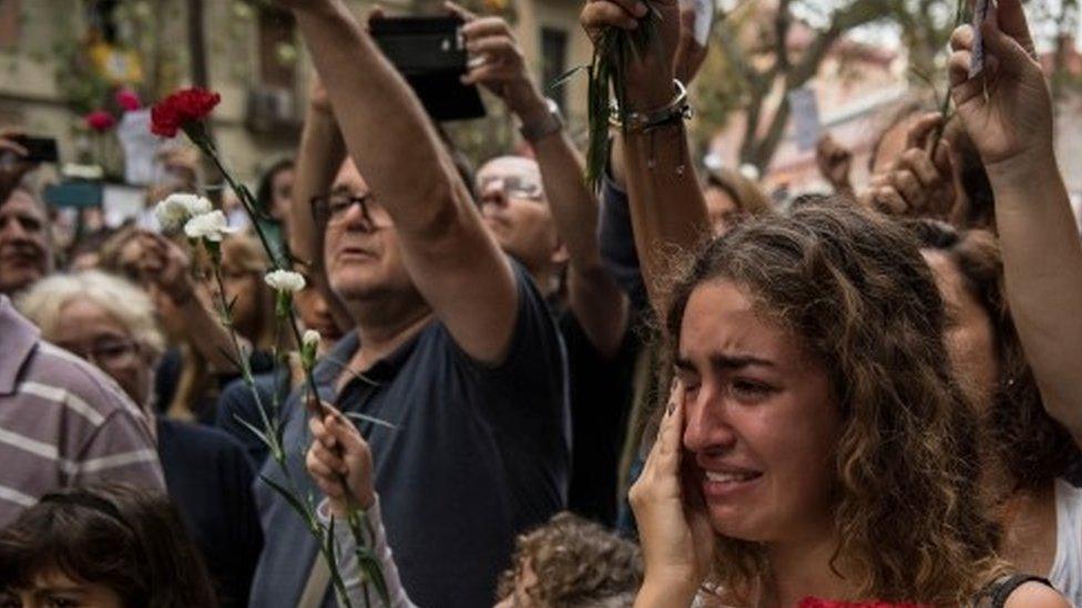 A woman cries during a tribute outside a school which acted as polling station in the referendum and was subsequently raided by the authorities (03 October 2017)