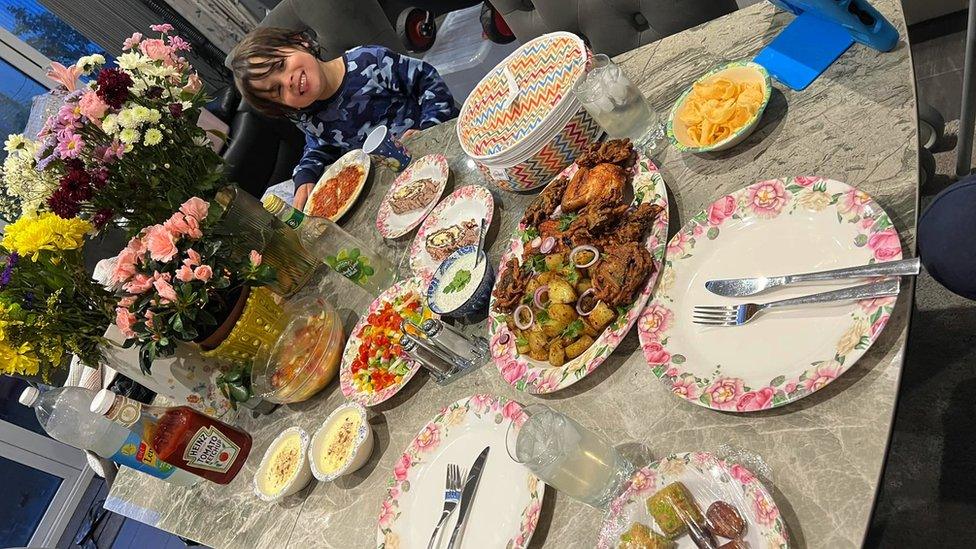 Ein swper 'iftar' cyntaf ni o'r mis. Dêts a baklava, cyw-iâr 'tandoori', pakora llysieuol, tatws gyda 'cumin', salad, iogwrt mintys, pwdin reis, salad ffrwythau neu rwlâd i bwdin