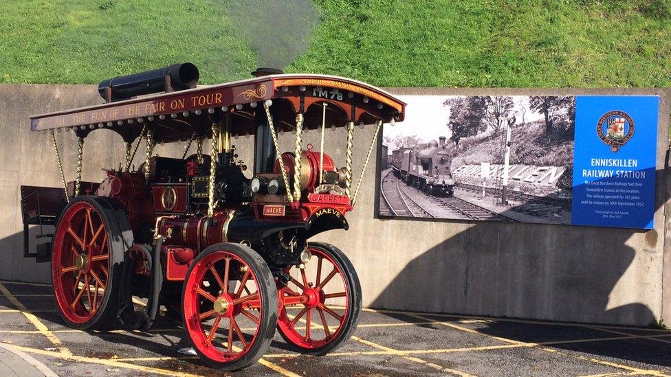 sign complete with traction engine