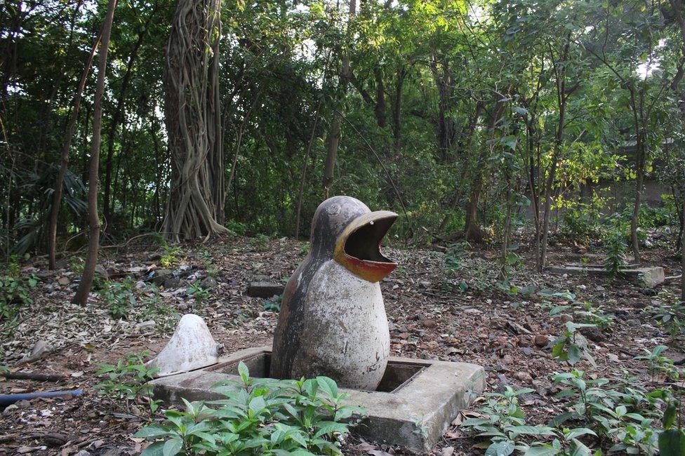 Penguin litter bin