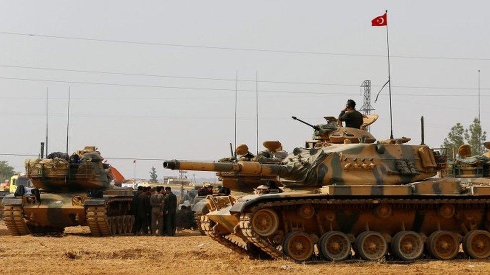 Turkish army tanks and military personnel on the Turkish-Syrian border (25 August 2016)